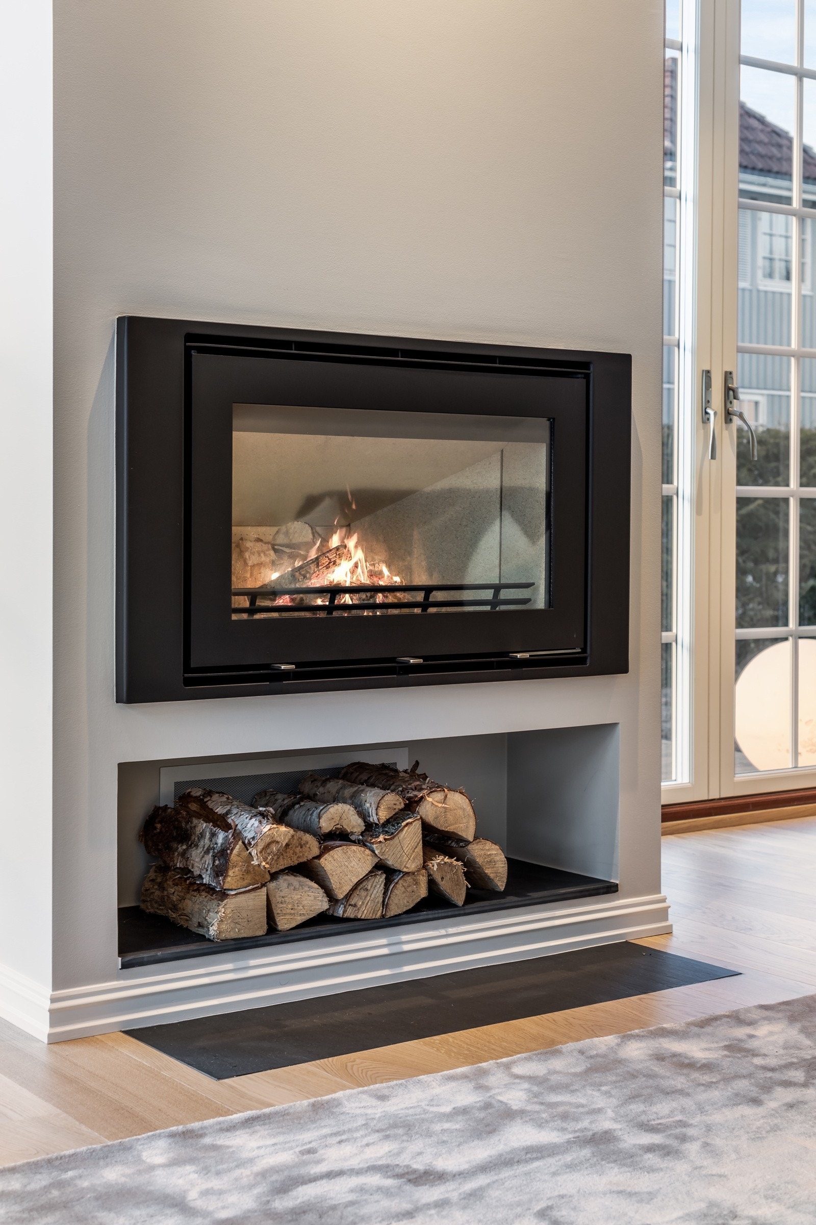 Ildsted i stuen er del av standardleveransen. Ellers varmekabel i hele 1. etg. Balansert ventilasjon med varmegjenvinning. Galleribilde