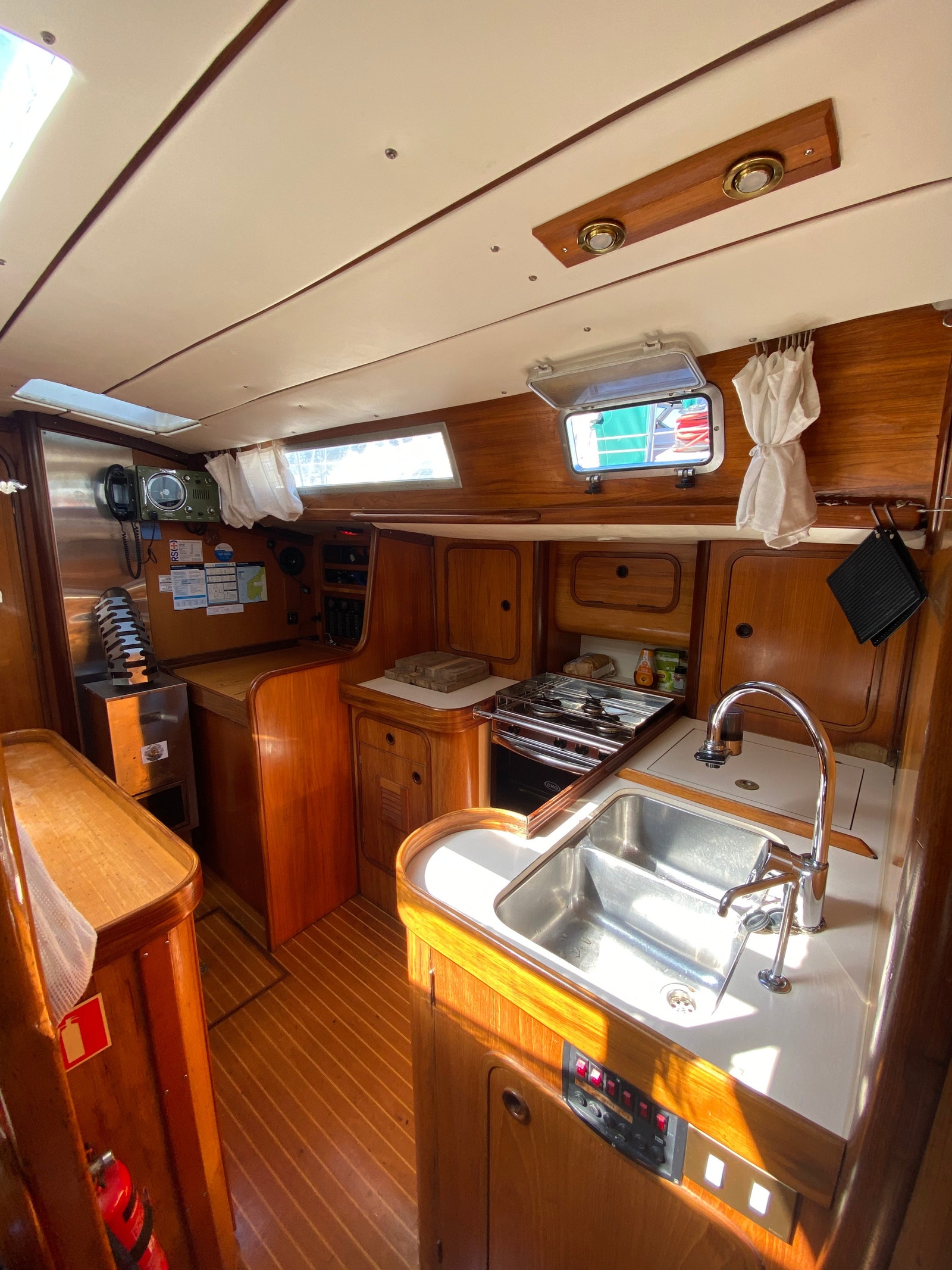 Kjøkken med stekeovn og romslig kjøleskap Galleribilde