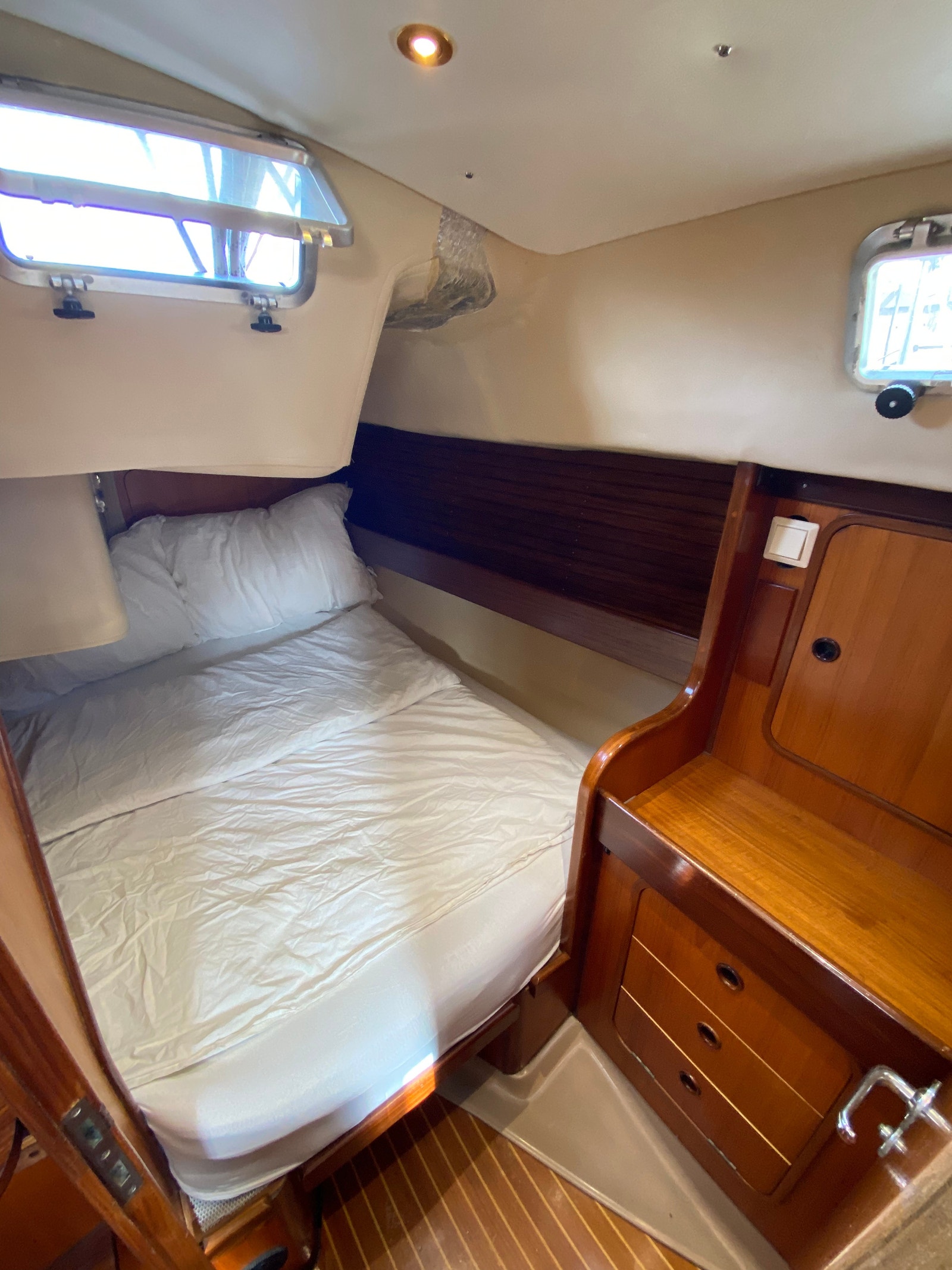 To slike kabiner bak i båten Galleribilde