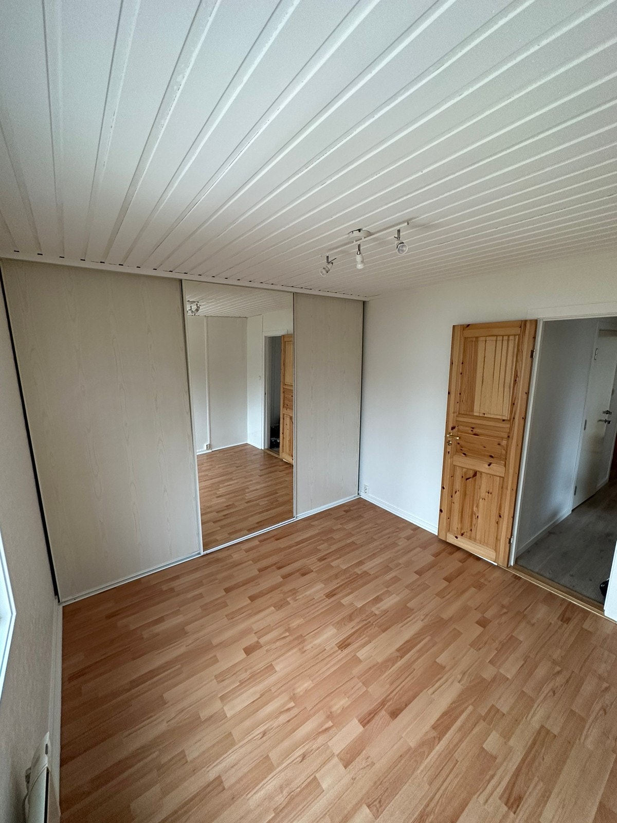 Soverom 2 - nymalte vegger og tak Galleribilde
