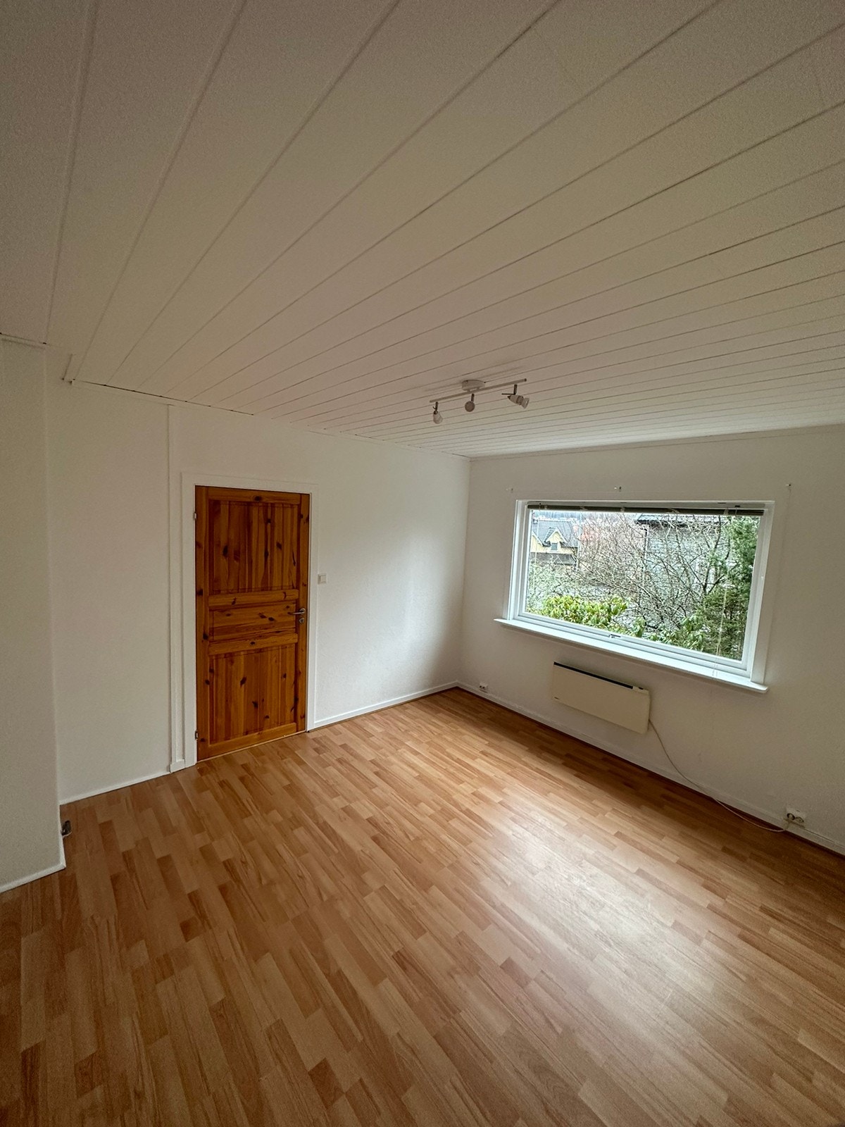 Soverom 1 - nymalte vegger og tak Galleribilde
