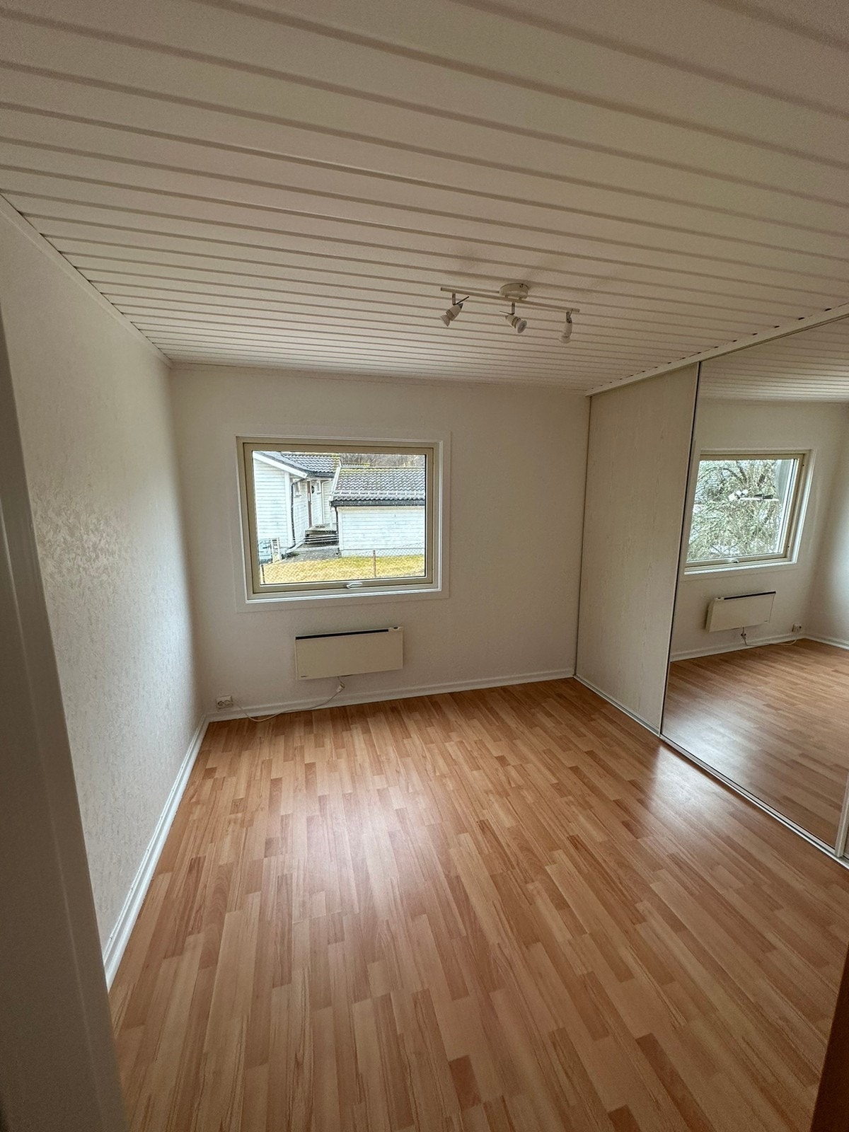 Soverom 2 - nymalte vegger og tak Galleribilde