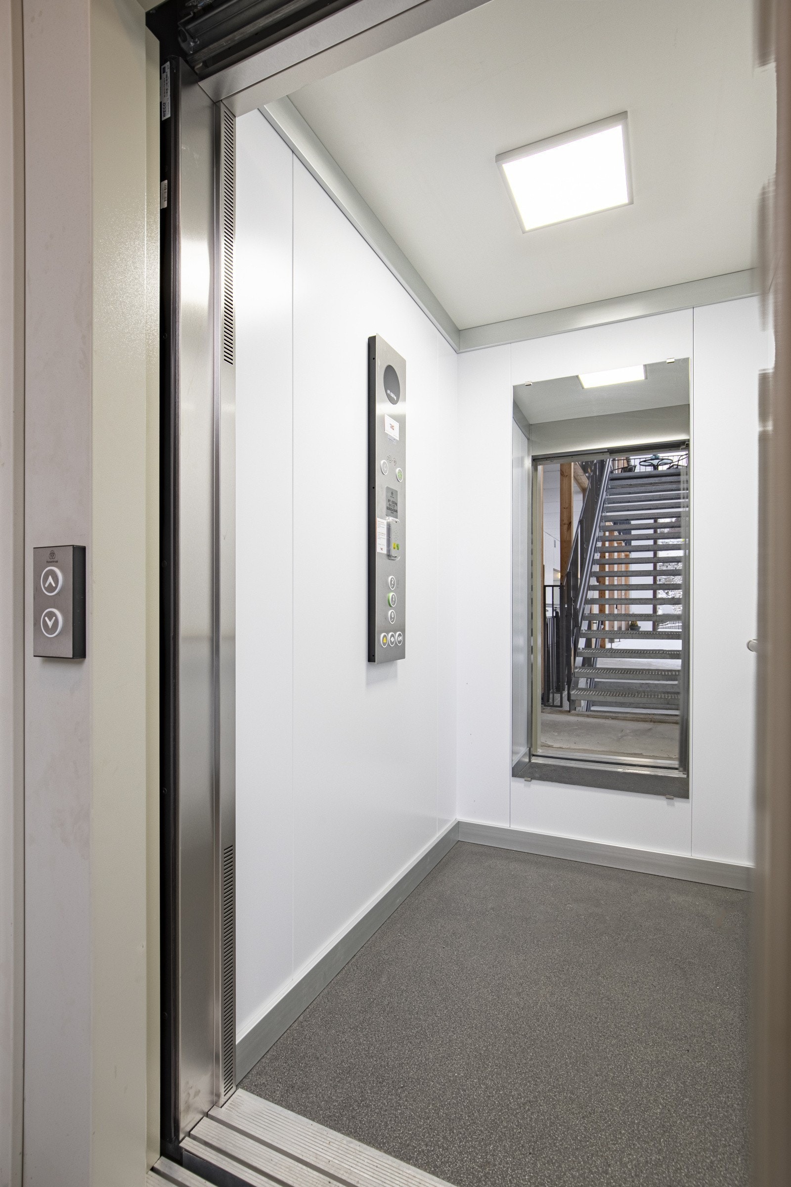 Bygninga har både heis og trapp frå parkeringsplan. Galleribilde