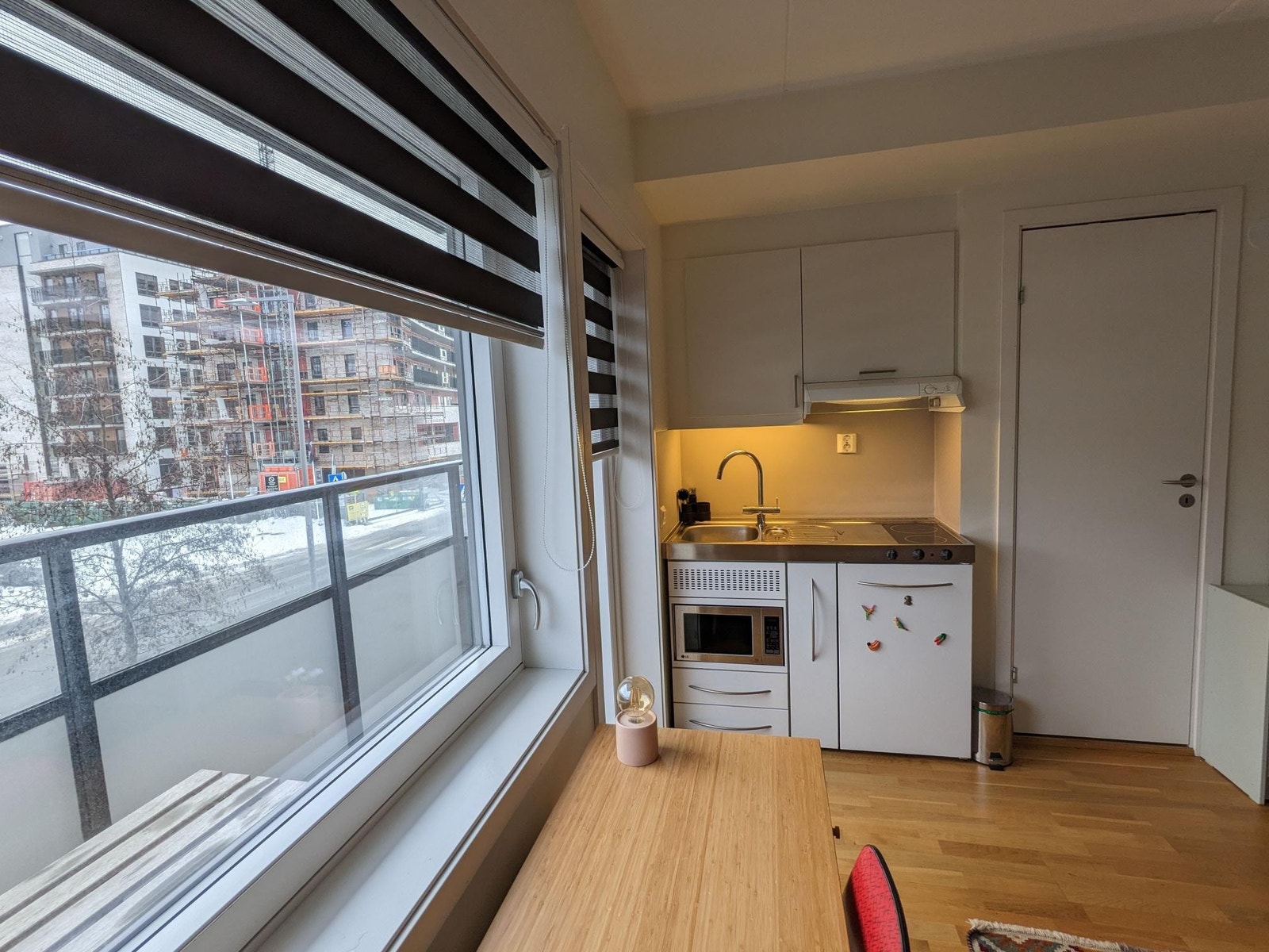 Hybelkjøkken med 2 plater, kjøleskap og micro. Galleribilde