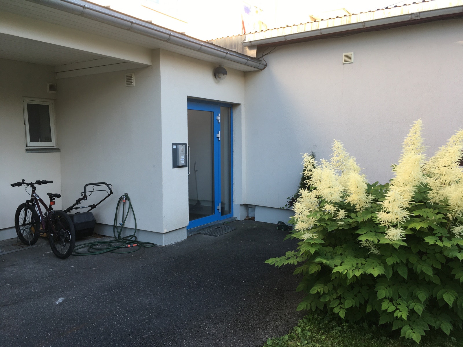 Inngangsparti med sykkelparkering. Galleribilde