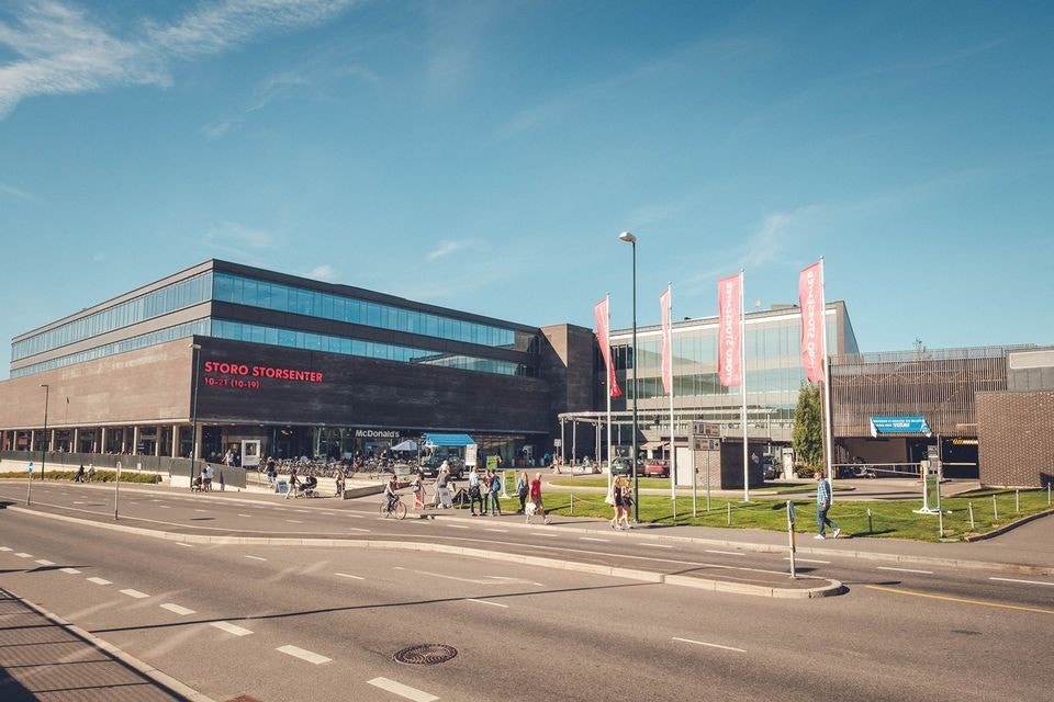 Storo shoppingsenter m/Sats treningssenter i toppetg. I området rundt har det også poppet opp flere butikker, kino, hotell, restauranter, m.m. de siste årene. Galleribilde
