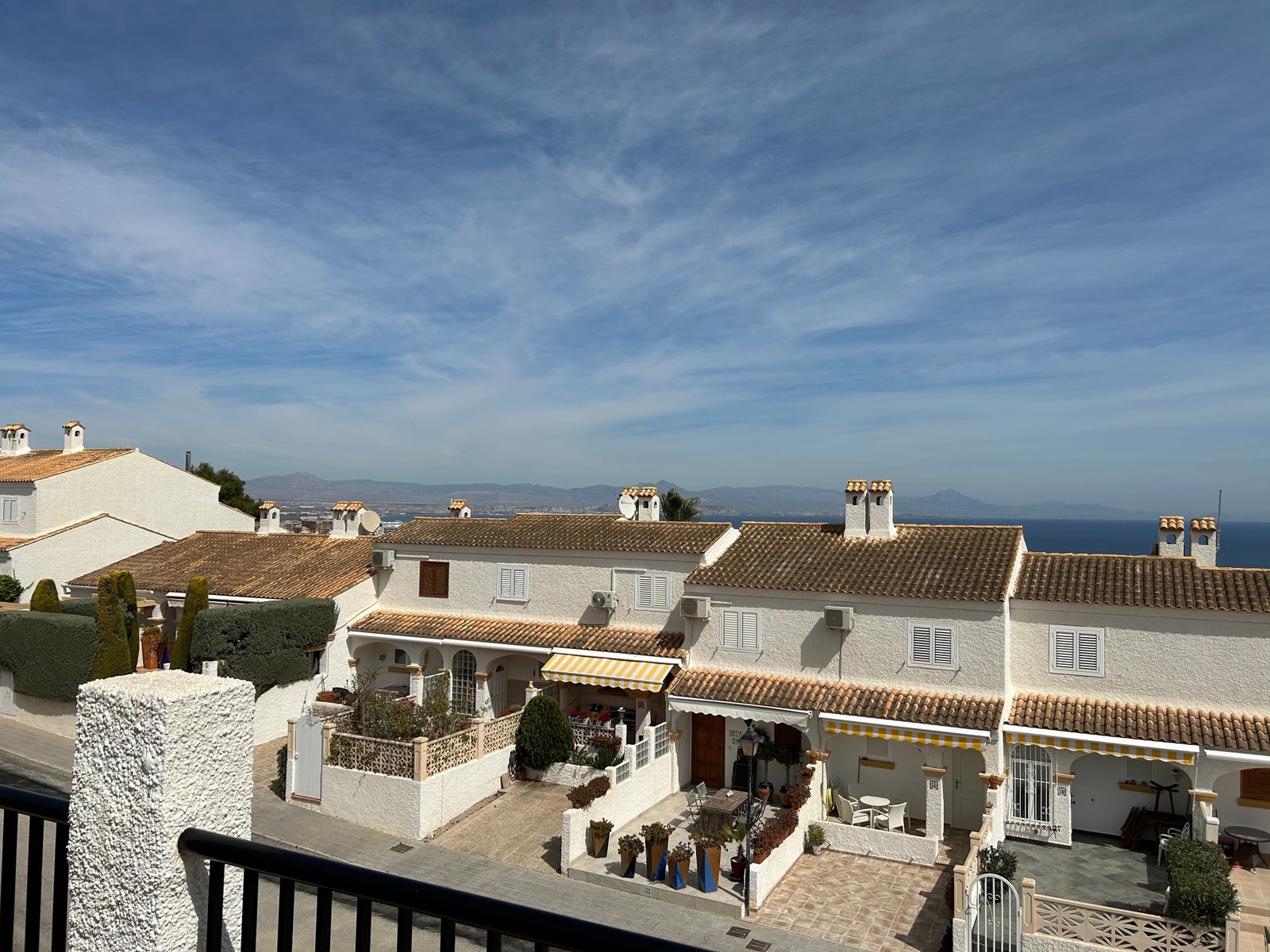 Alicante by i hjertet av bukten sees over hustakene. Galleribilde