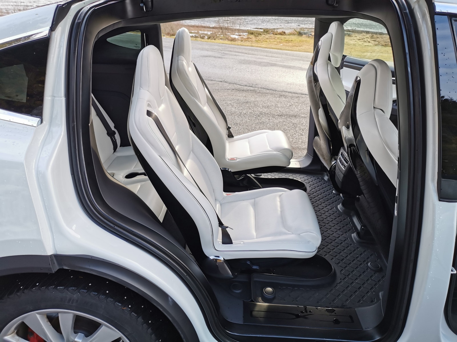 Tesla Model X 13