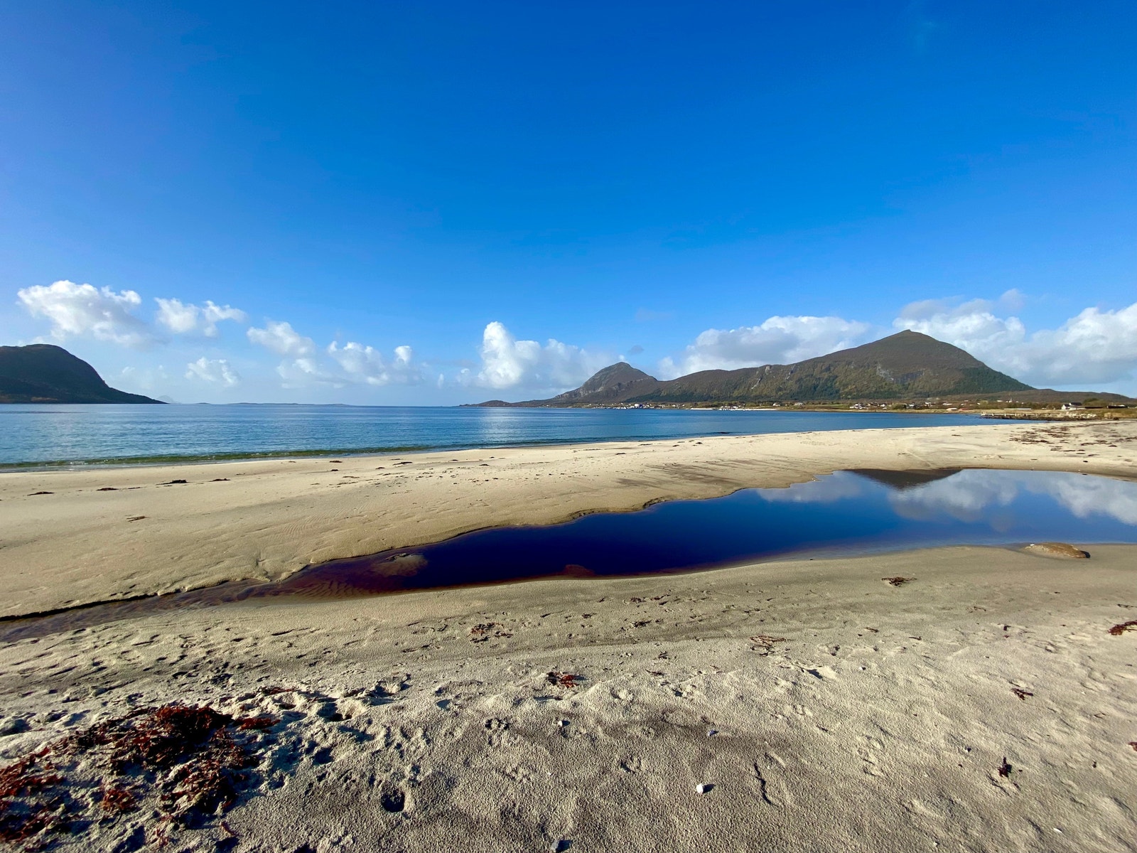 Nærområde - den nydelige stranden Stia ligger 3 minutter unna Bestemorhuset Galleribilde