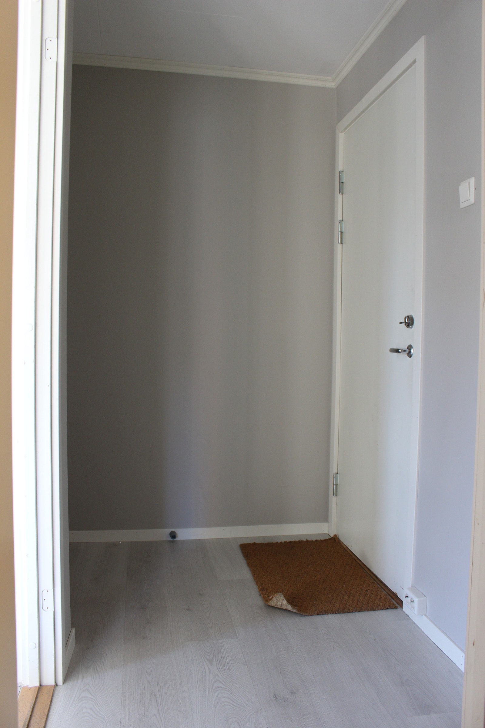 Gang med plass til både klesskap og kommode Galleribilde