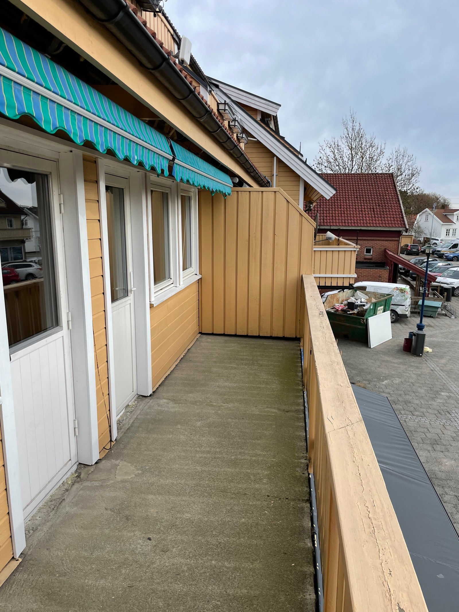 Stor terrasse med sol fra morgen til sent kveld. Galleribilde