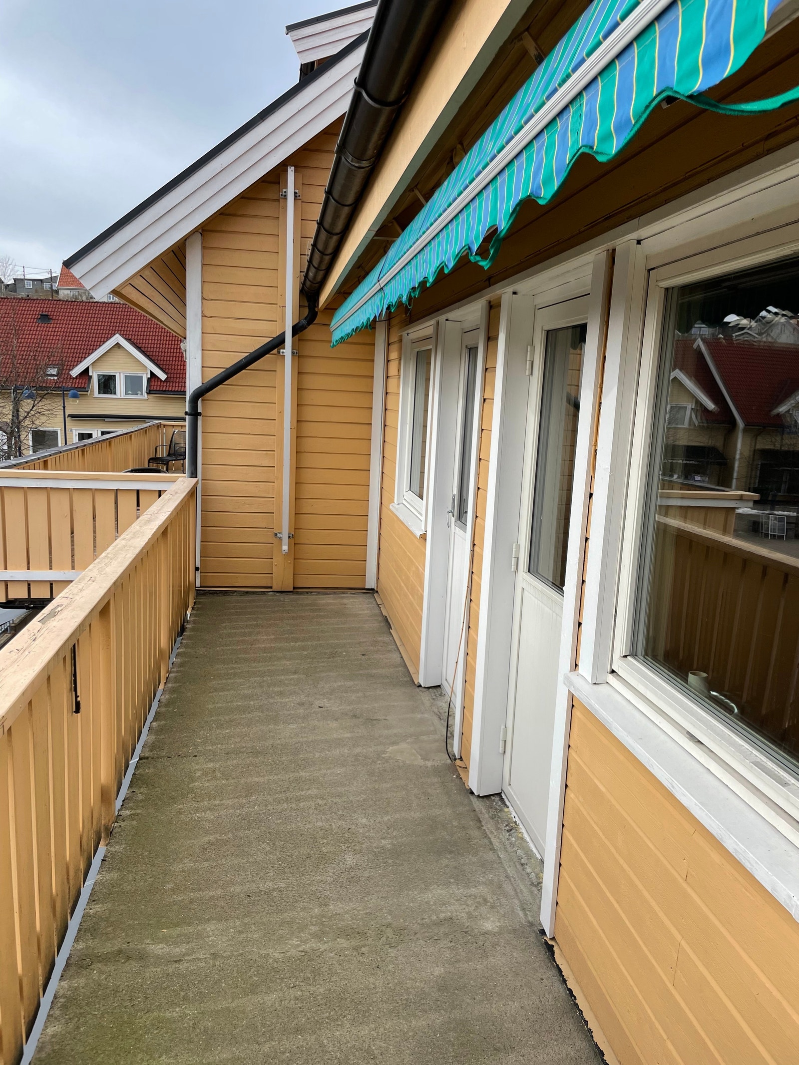 Stor terrasse med sol fra morgen til sent kveld. Galleribilde