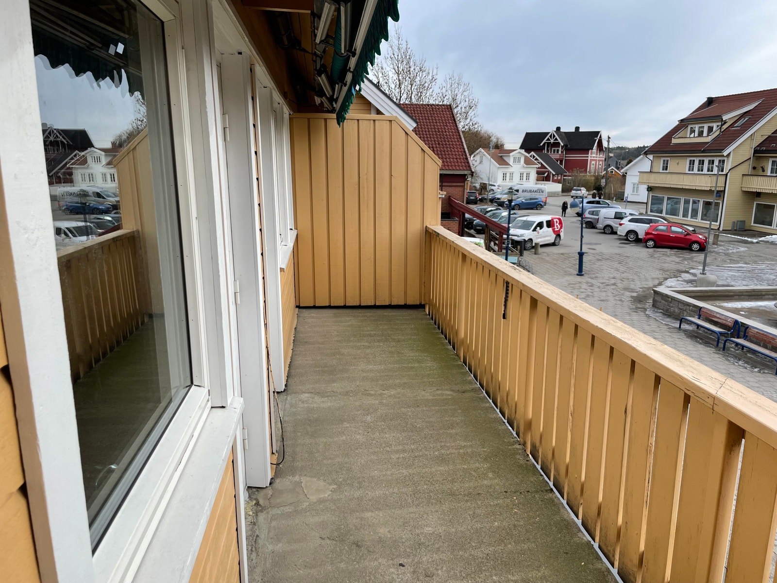 Stor terrasse med sol fra morgen til sent kveld. Galleribilde