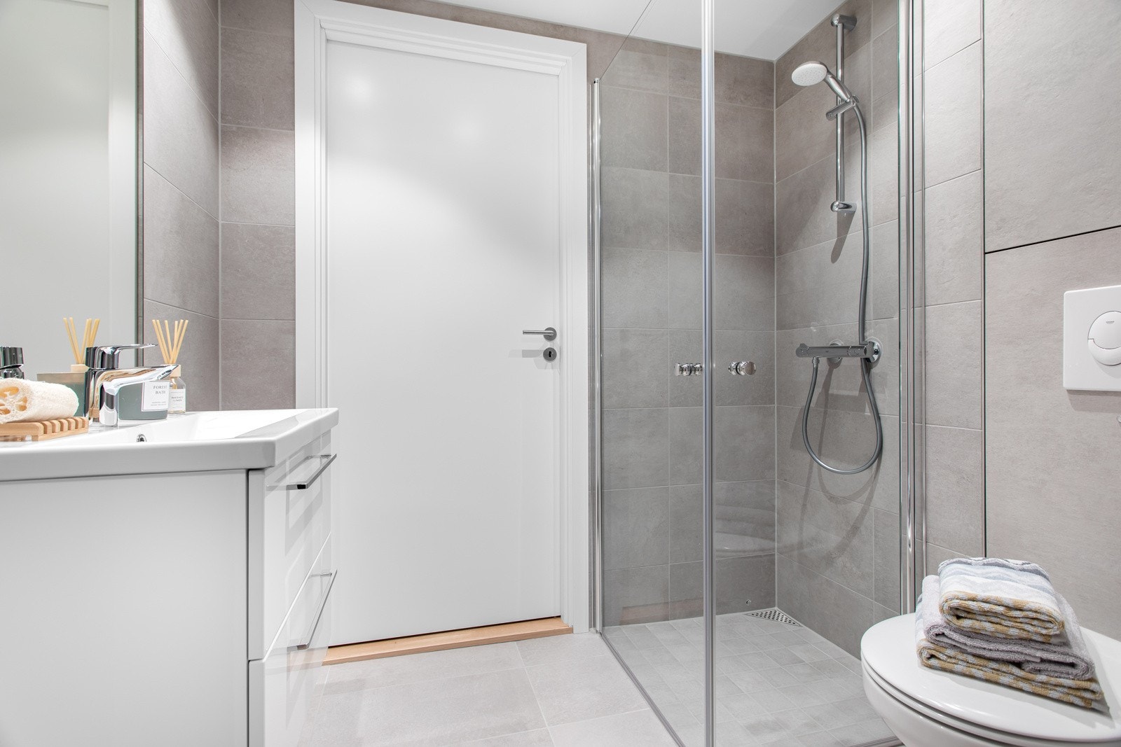 Leilighet 23 i bygg 2 er stylet og fotografert. Disse bildene er fra denne leiligheten og viser standardleveransen. Galleribilde