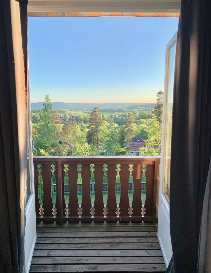 Utleid - Utsikt fra verandaene på rom 3 og 4. Begge rommene har egen balkong med sol fra midt på dagen og hele ettermiddagen og kvelden Galleribilde