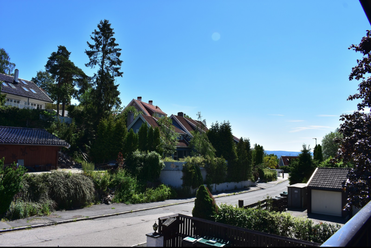 Koselig utsikt til rolig nabolag fra rom med "streetview" Galleribilde