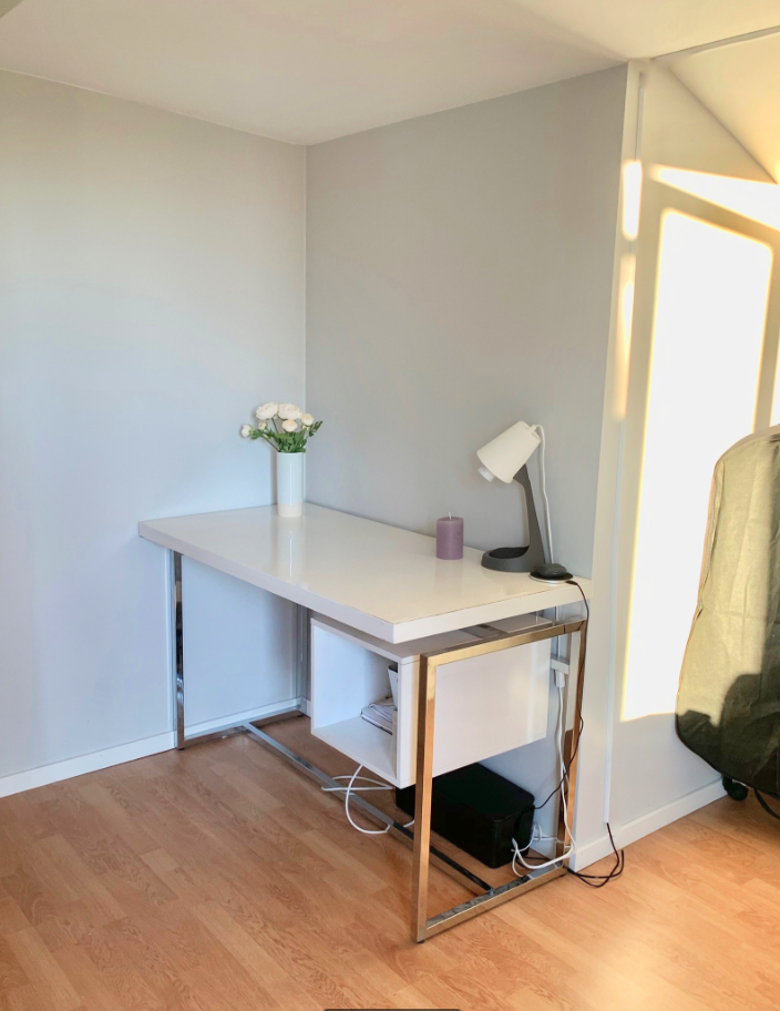 Utleid - Rom 3 (utsikten pluss) // Ca 16 kvm (skråtak) - med egen balkong og ettermiddagssol // 7.600 Galleribilde