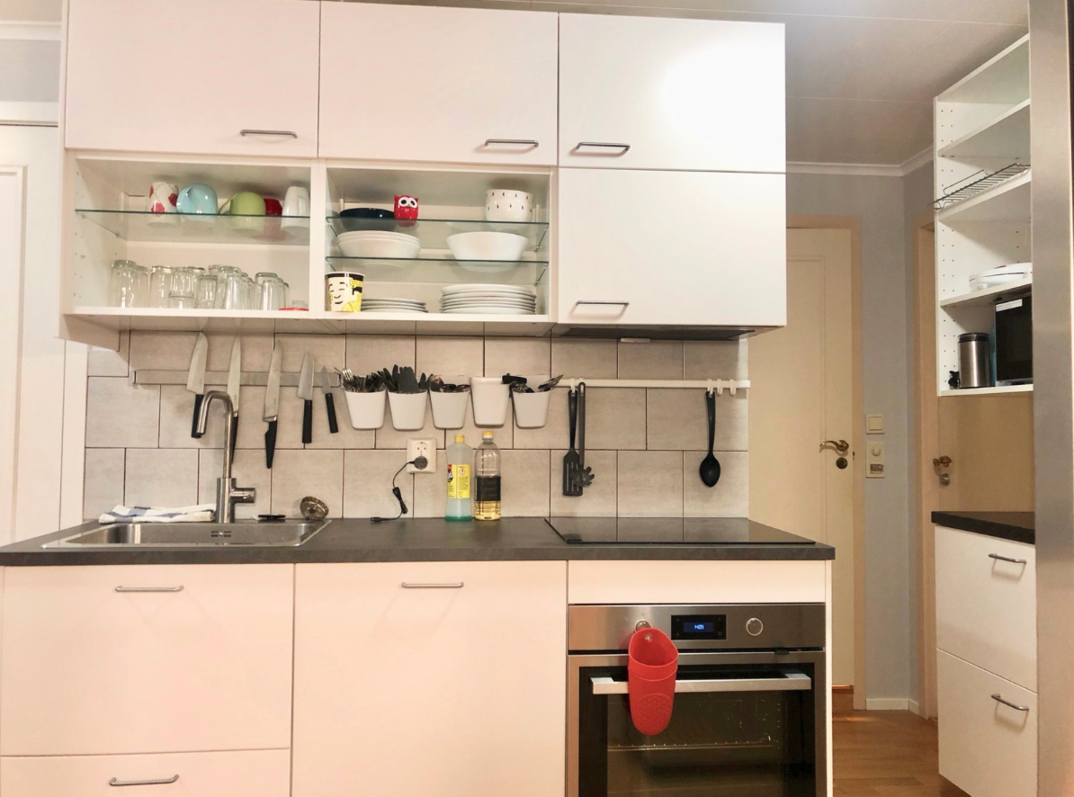 Fult utstyrt og nyere kjøkken med oppvaskmaskin, komfyr, micro mm Galleribilde