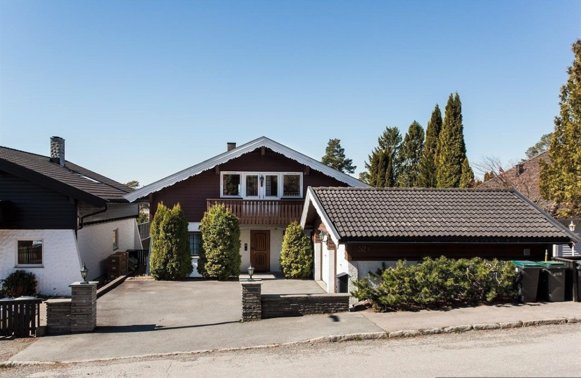 Fasaden. Her er det god plass til sykler og plass til bilen i gaten utenfor huset Galleribilde