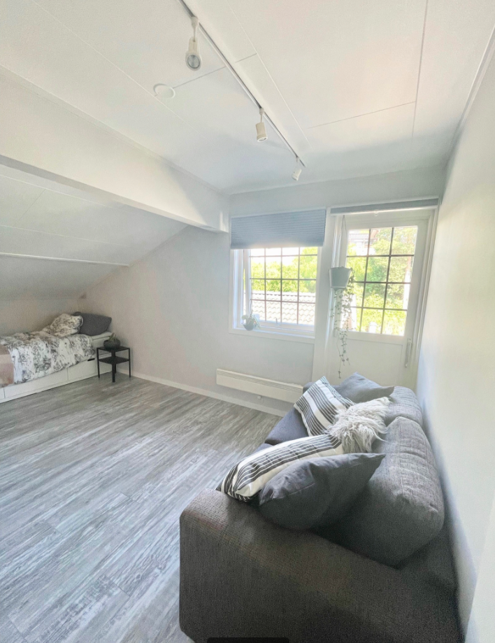 Utleid - Rom 5 (streetview plus)) // Ca 17 kvm deilig, stort og lyst rom med utgang til privat balkong med solstol og morgensol // 7.400 Galleribilde