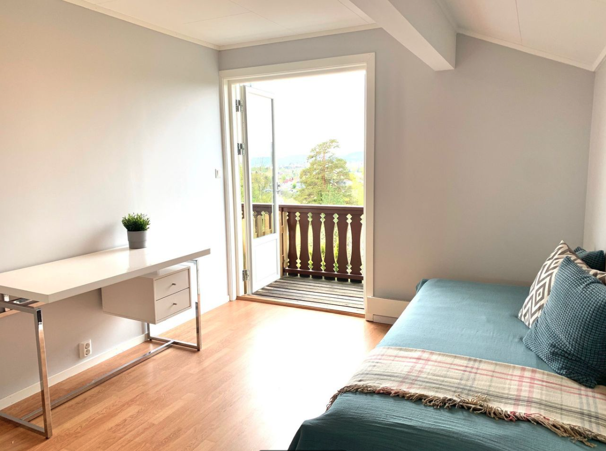 Utleid - Rom 4 (utsikten) // Ca 12 kvm (skråtak) + 7,8 kvm walk-in closet - stort rom med egen balkong og ettermiddagssol // 7.400 Galleribilde