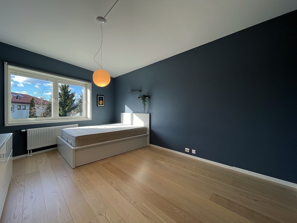 Innredet med dobbeltseng Galleribilde