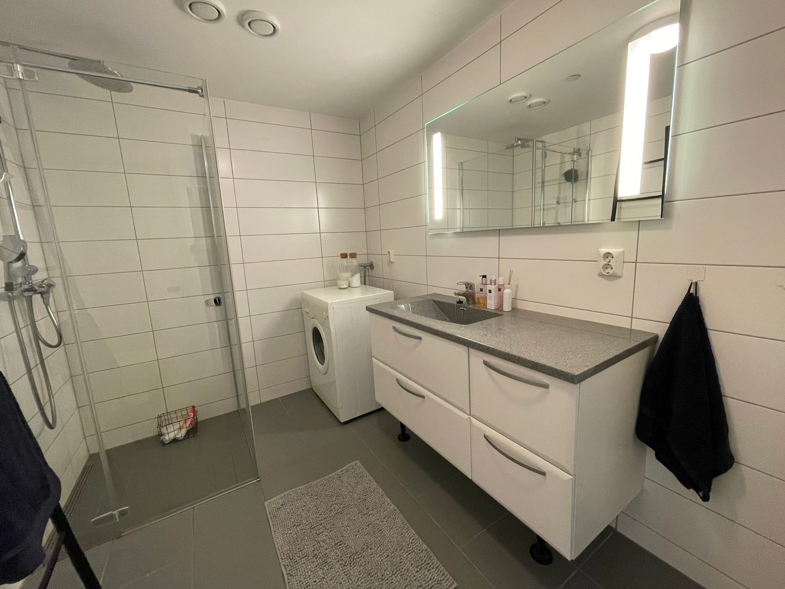 Romslig flislagt bad Galleribilde