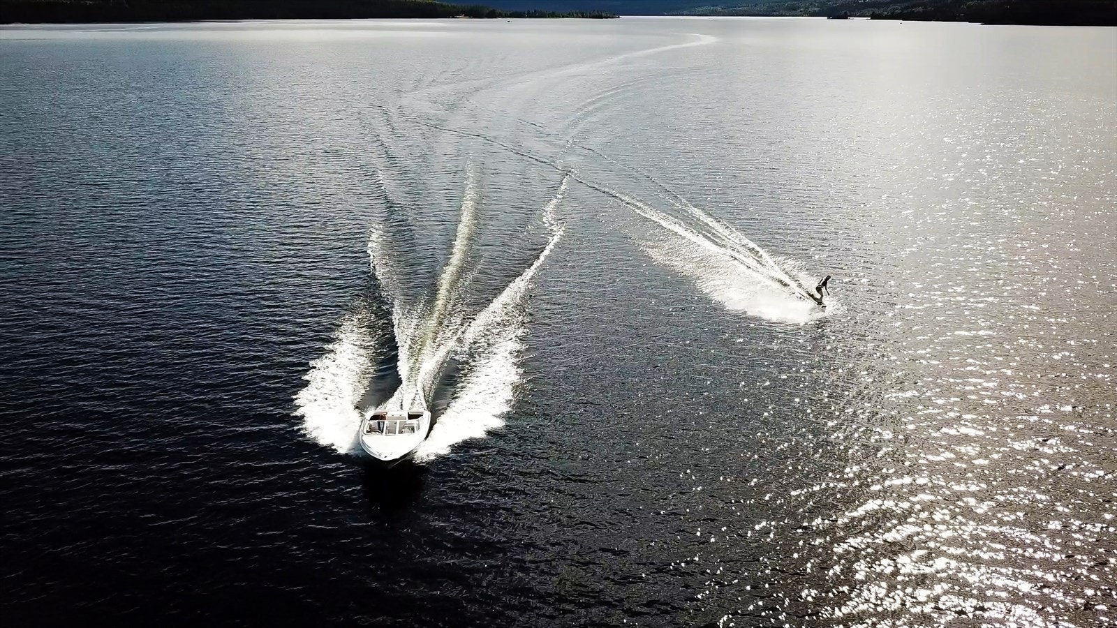 På Hurdalsjøen kan man stå på vannski, padle, kjøre båt og mye mer sommerstid. Galleribilde