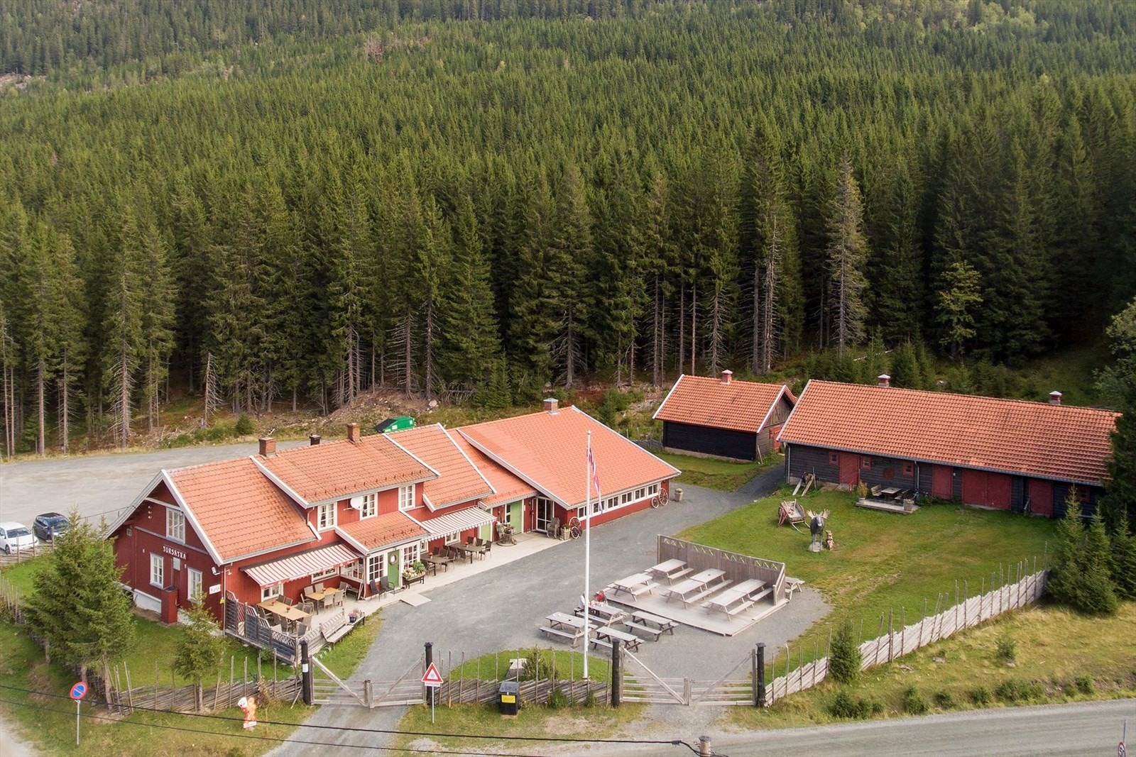 Etter en tur i skiløypene eller til fots på Totenåsen kan man besøke Torsætra Kafe. De byr på nydelig buffet eller noe godt å bite i til kaffen. Galleribilde