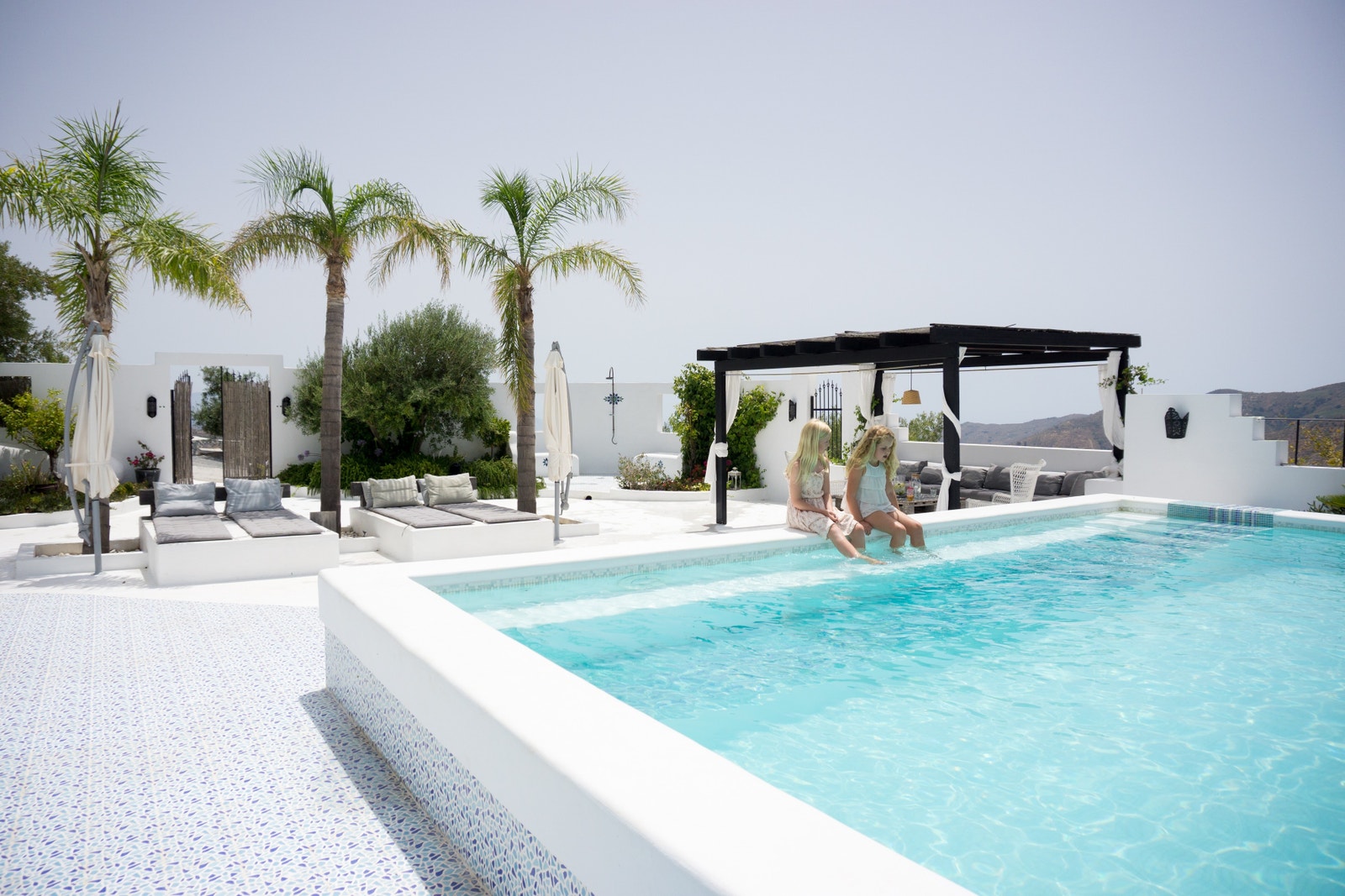 Basseng, lounge og solsenger Galleribilde