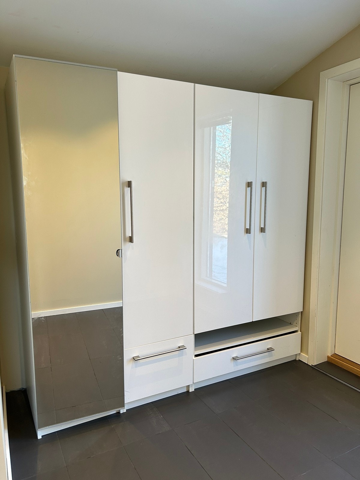 Garderobe i gang Galleribilde