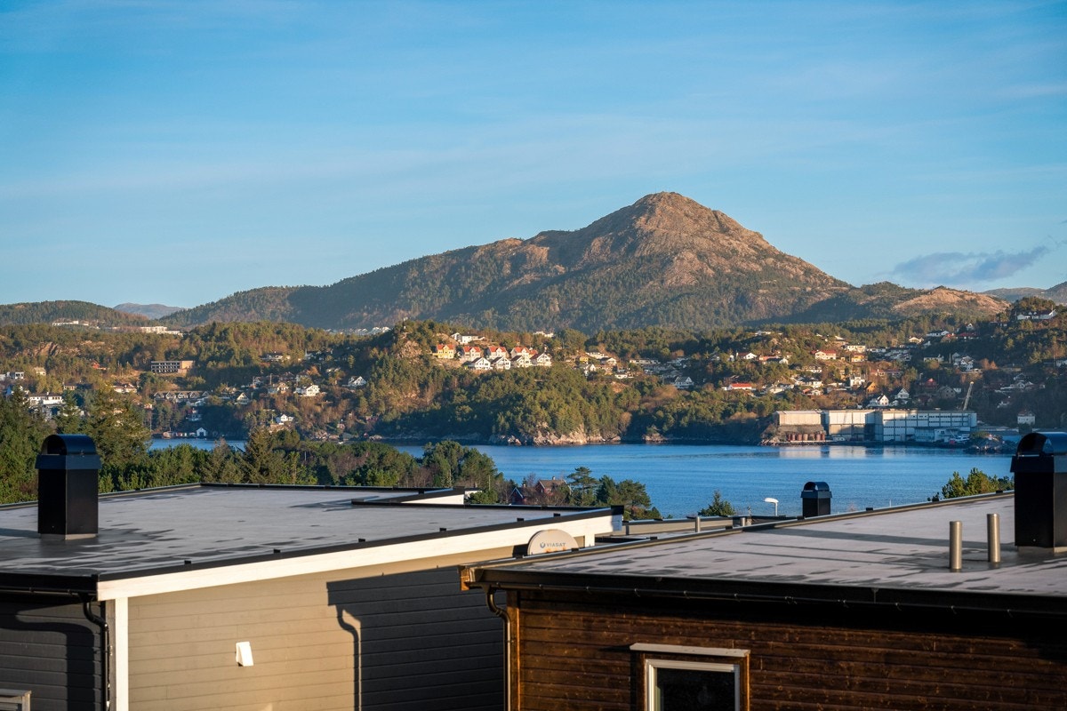 Nyt utsikten over fjorden fra egen stue Galleribilde