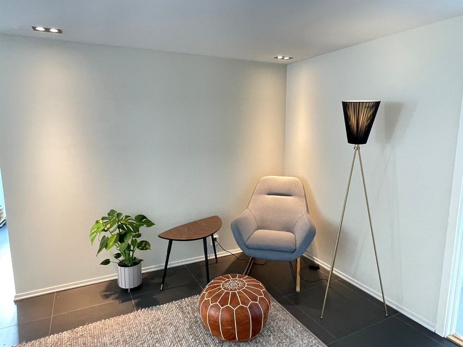 Plass til sofa i stuedelen. Leiligheten leies ut umøblert Galleribilde