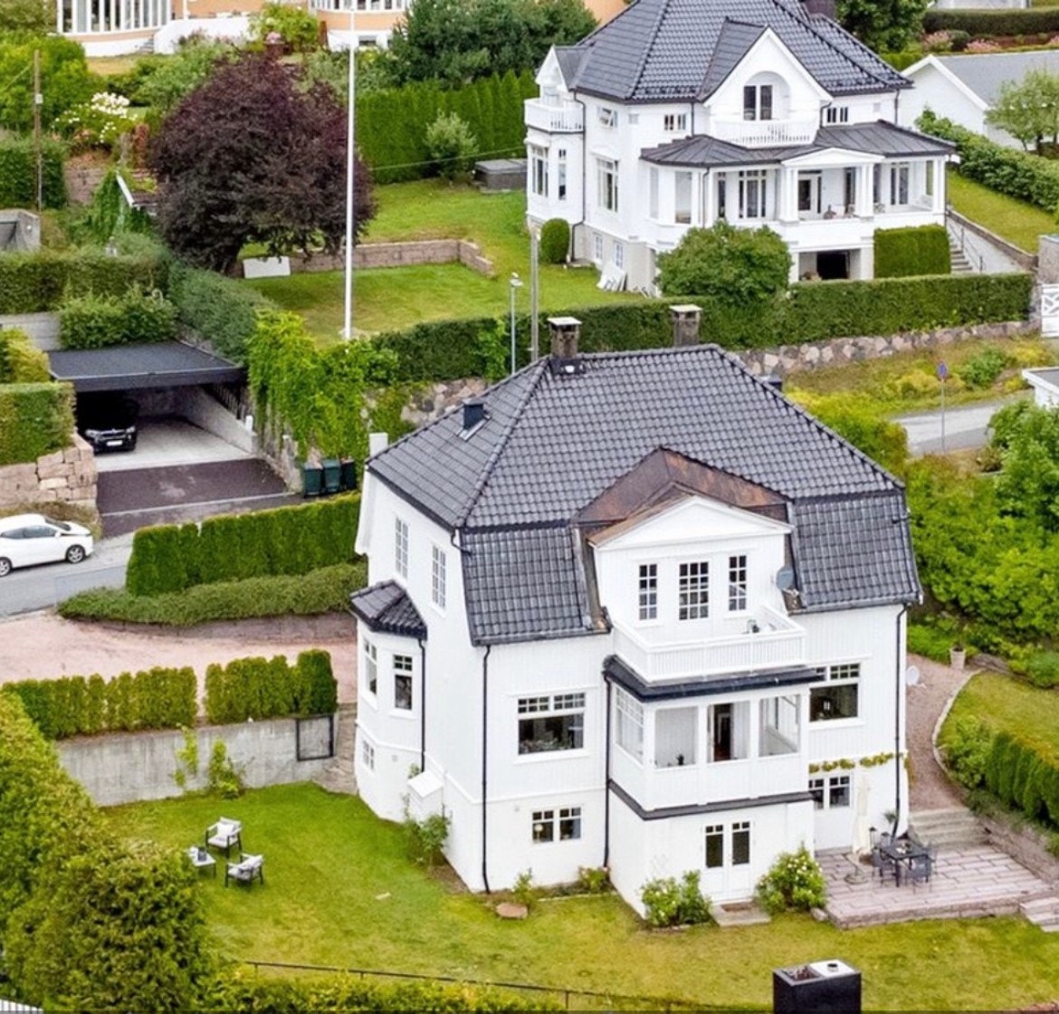Sentral beliggenhet i rolig og fredelig villaområde med stor hage og kort avstand til både marka og sentrum Galleribilde