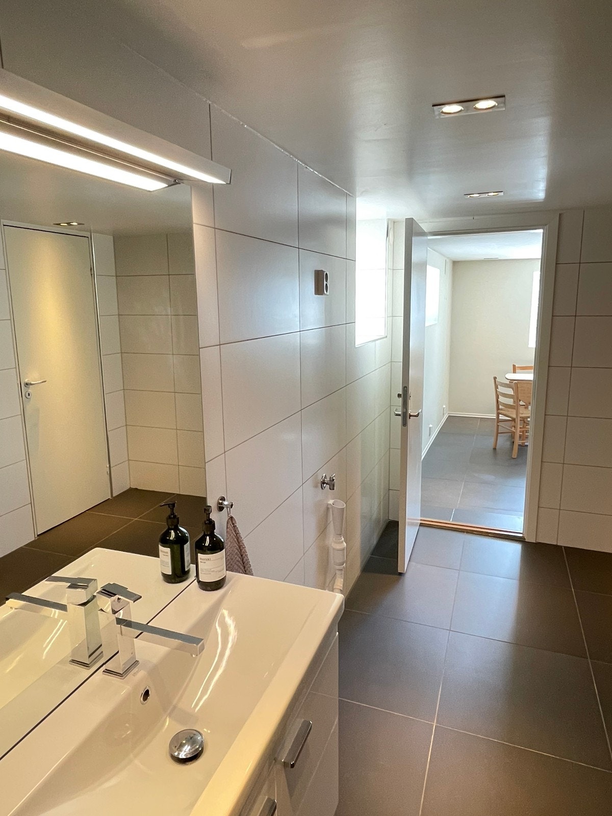 Det er opplegg for vaskemaskin på badet, og varmekabler i gulv (resten av leiligheten har vannbåren varme i gulvet) Galleribilde