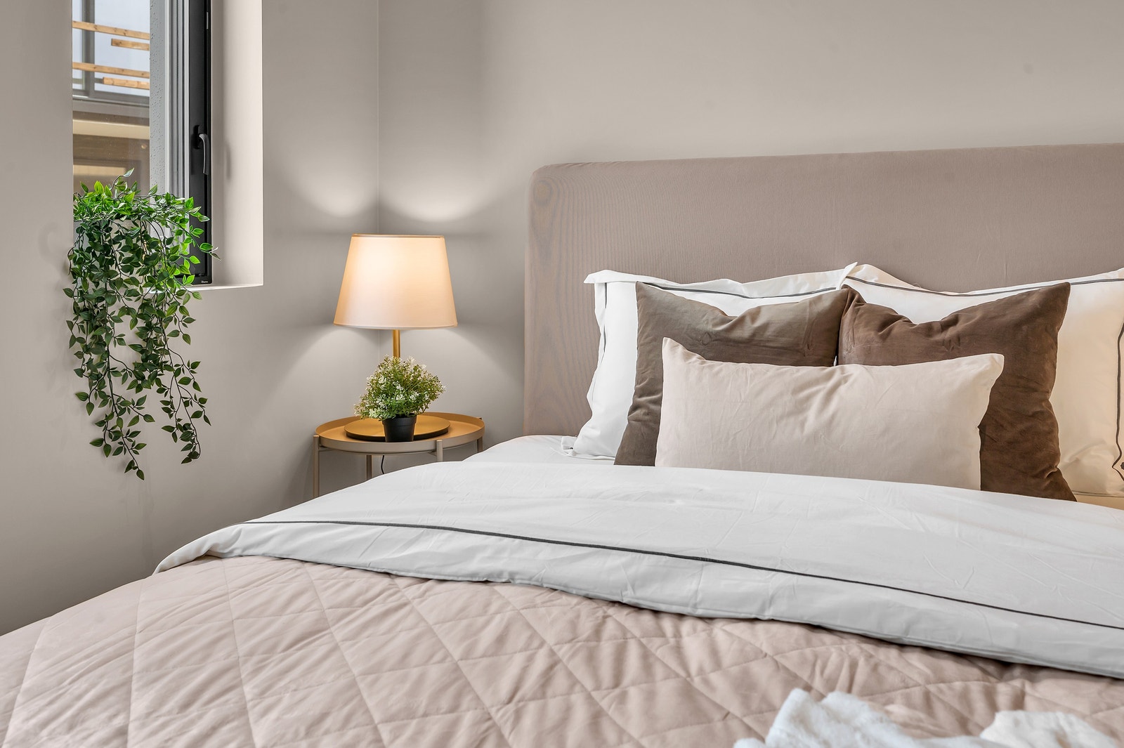 Det er fint å he ei pent oppreid seng på soverommet Galleribilde