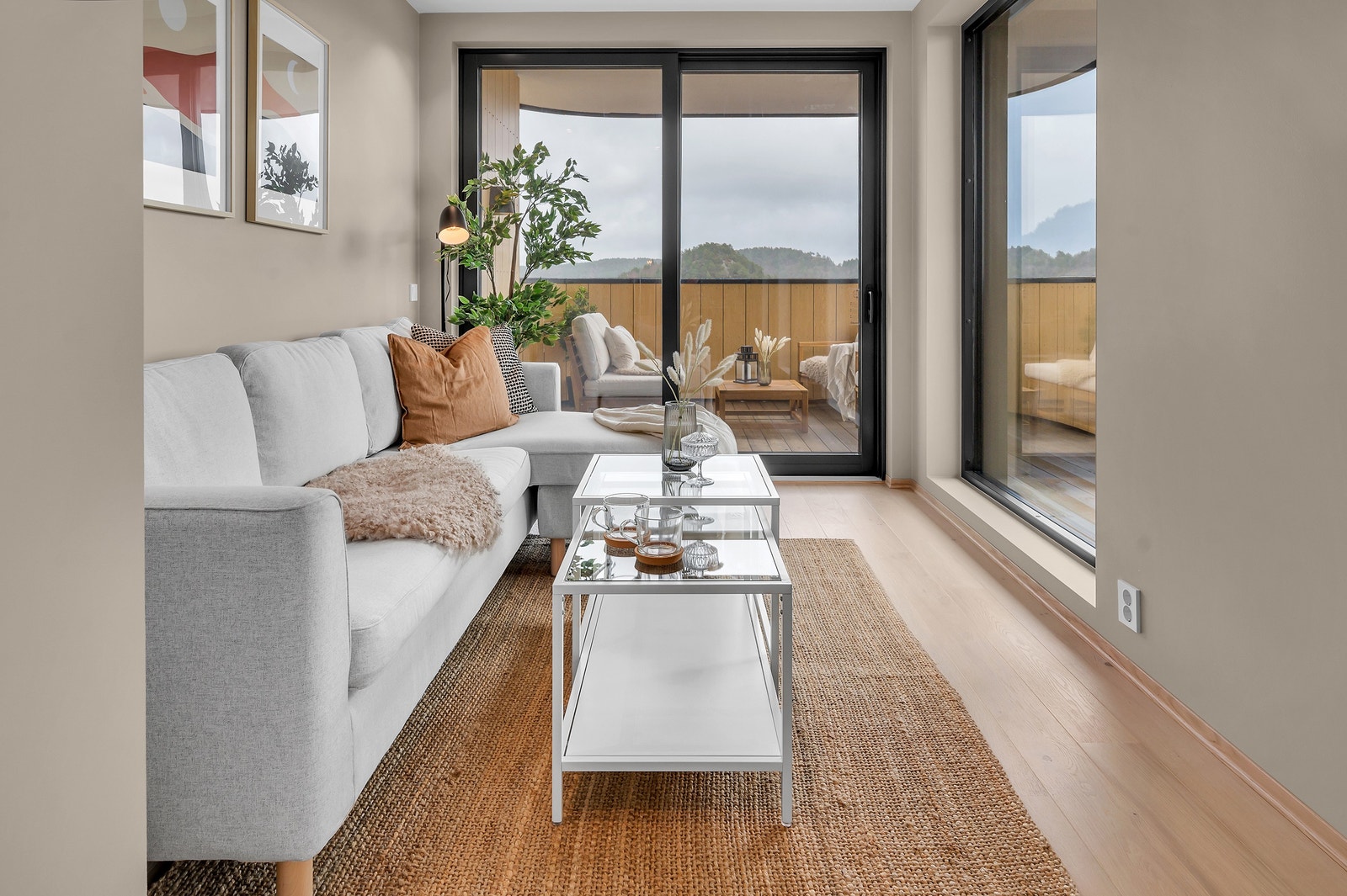 Store vinduer gir godt med lys inn i stua Galleribilde