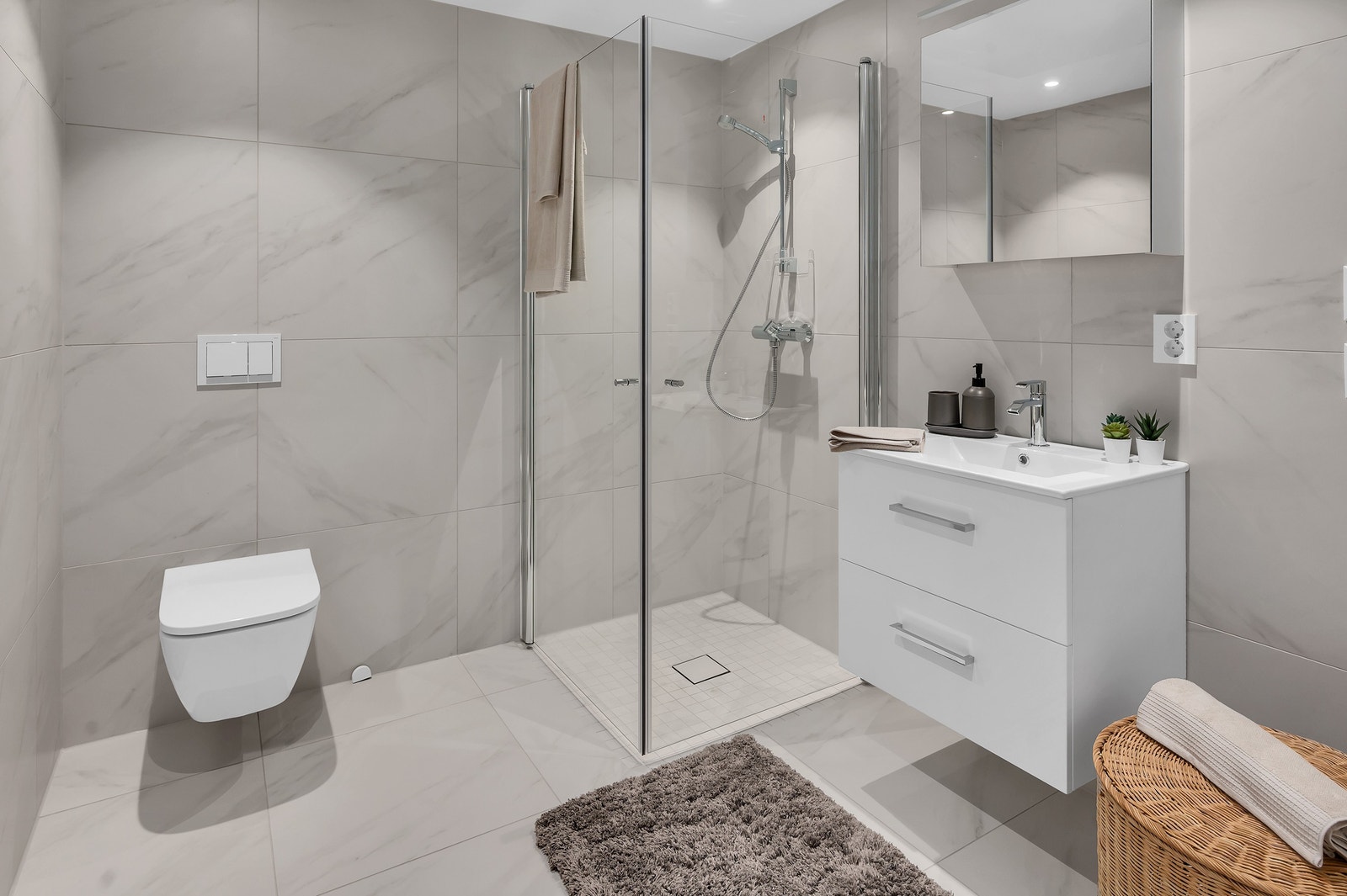 Bad med store, lyse fliser Galleribilde