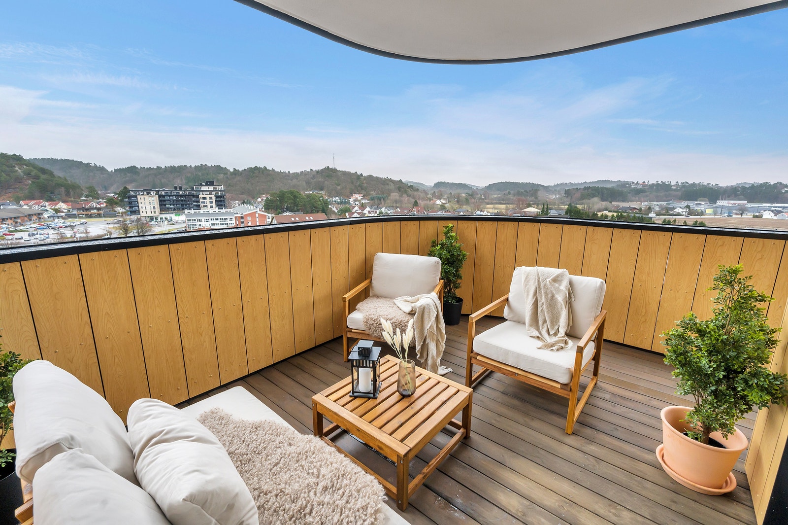 Fra balkongen har du langstrakt utsikt utover Søgnes fine sentrum Galleribilde