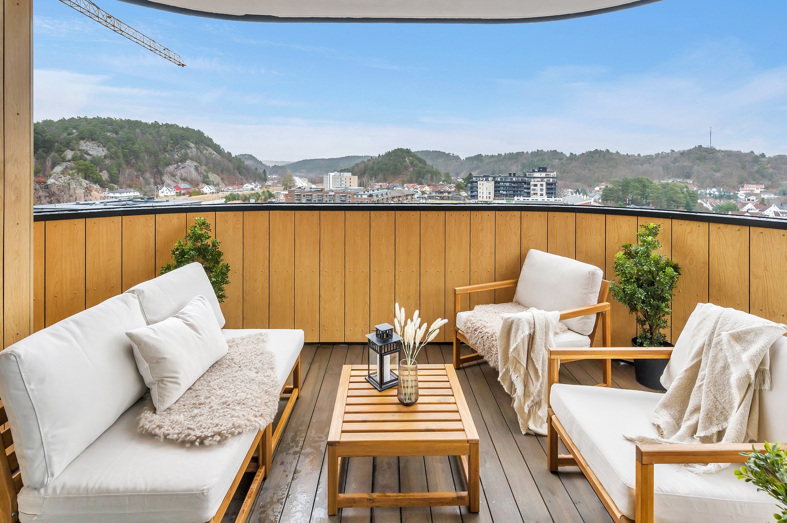 På balkongen har du plass til fine møbler og gode venner Galleribilde