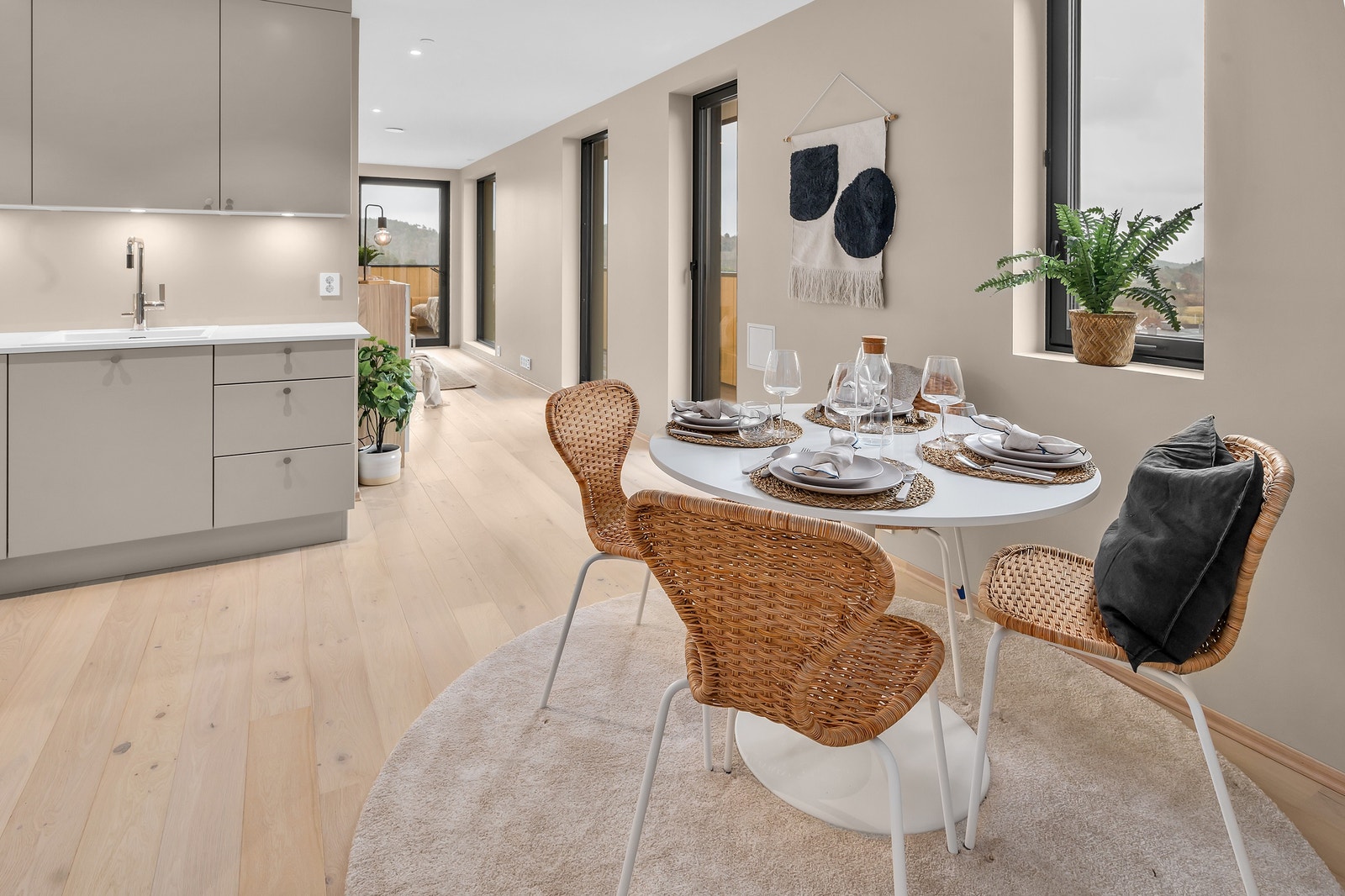 På kjøkkenet har du plass til gjester rundt spisebordet ditt Galleribilde