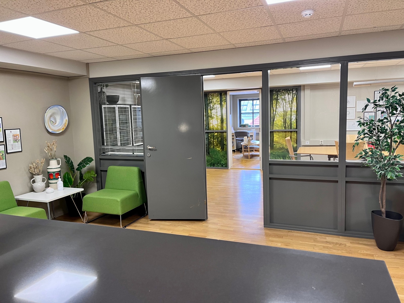 Fra kjøkken inn mot fellesområde/venteværelser og kontor 2,3 og 4.(se plantegning) Galleribilde