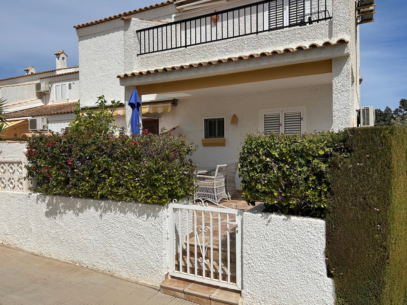 Skjermet markterrasse med port. Galleribilde