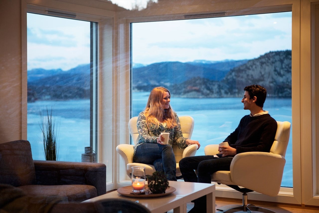 2 parkeringsplasser, båtplass inkludert, naustbod plassert ved båranlegg til hver hytte. Galleribilde