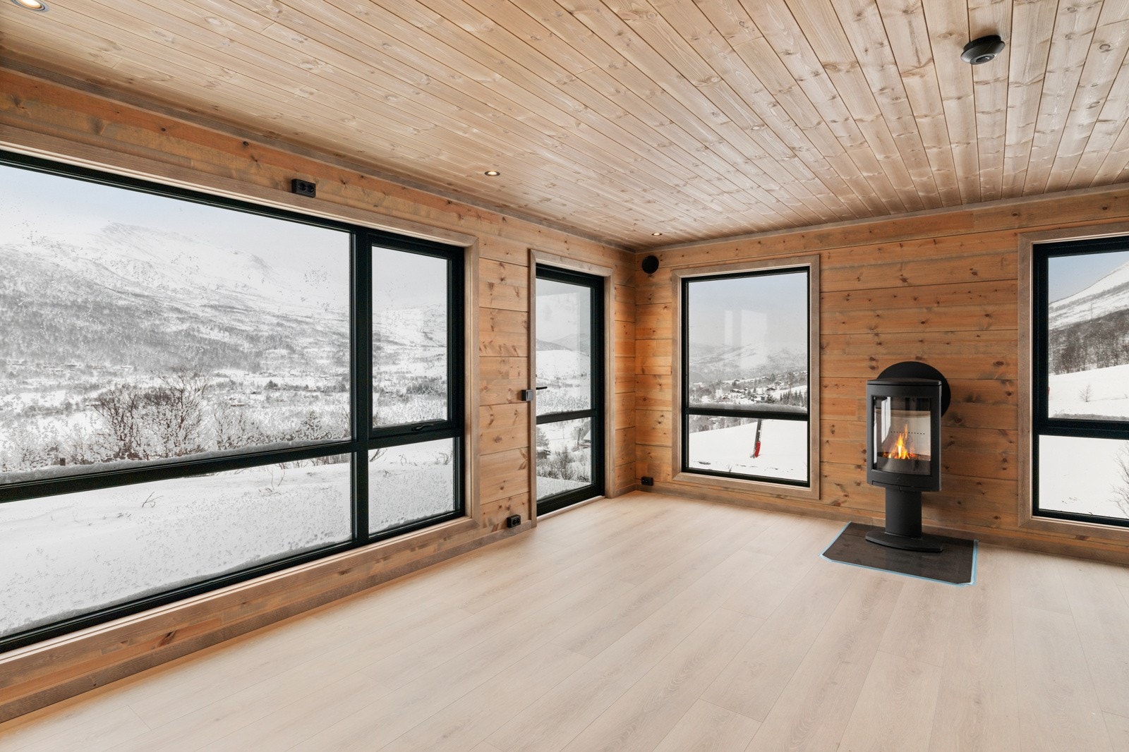 Bilde fra stue i ferdigstilte Hytte1. Mer ski-in/ski-out får du ikke! Galleribilde