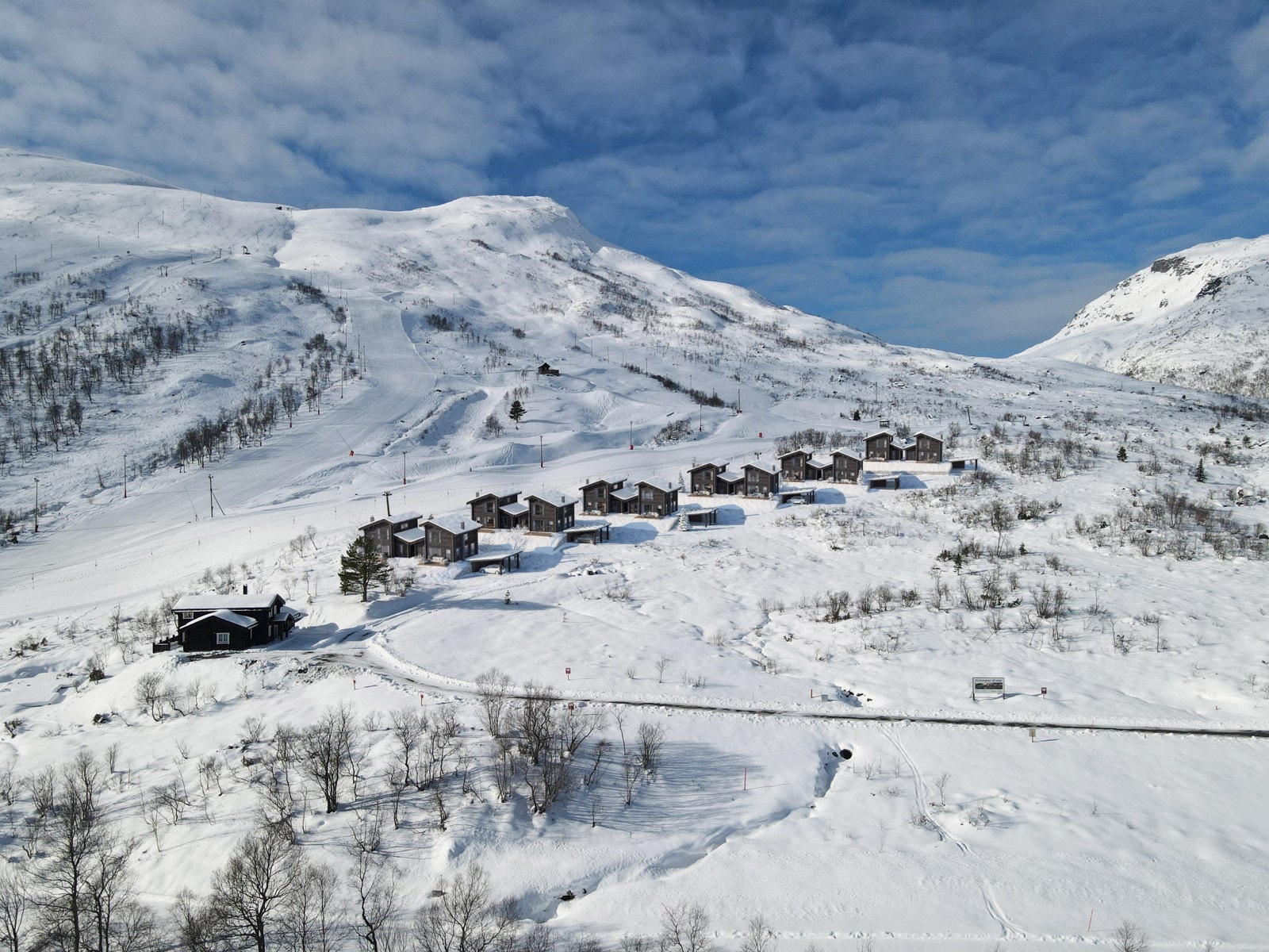 Hver hytte får egen, selveid tomt, med gode solforhold og storslått utsikt utover Nysætervatnet (illustrasjonsfoto) Galleribilde