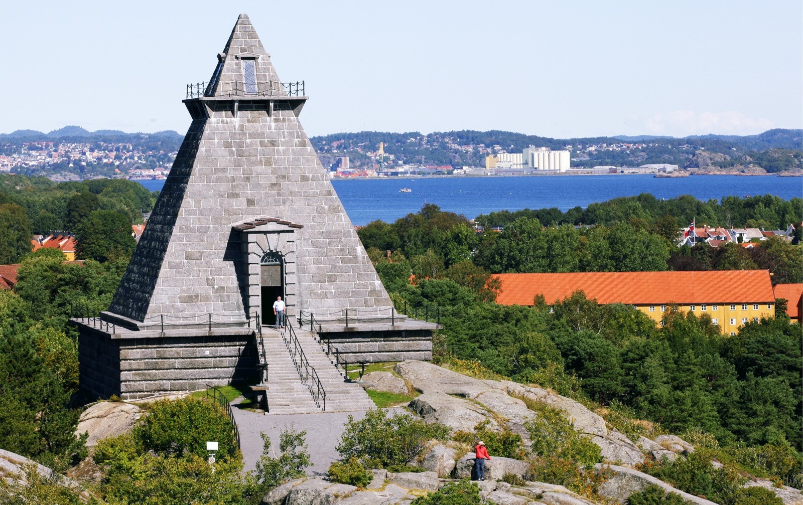 Minnehallen ble innviet av Kong Haakon VII i 1926, og ligger en kort spasertur unna. Galleribilde