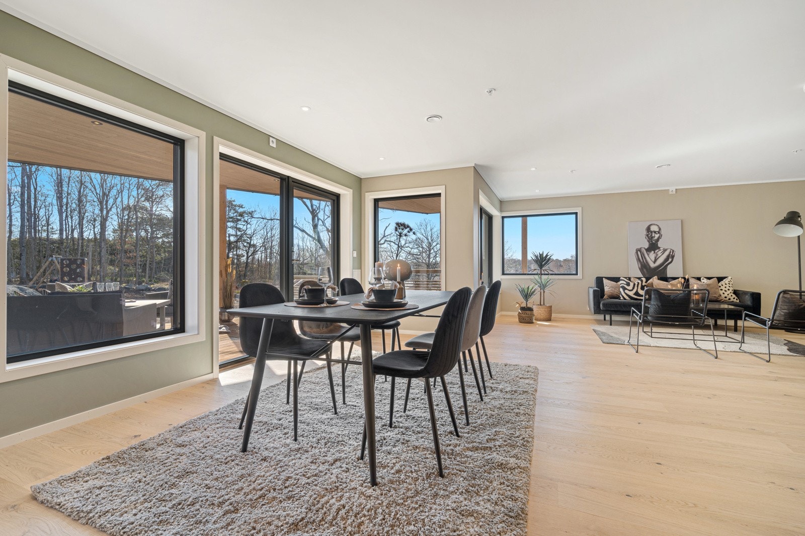 Kjøkken og stue i åpen løsning med mye lys og god romfølelse. Det er varme i gulv samt downlights i himling. Galleribilde