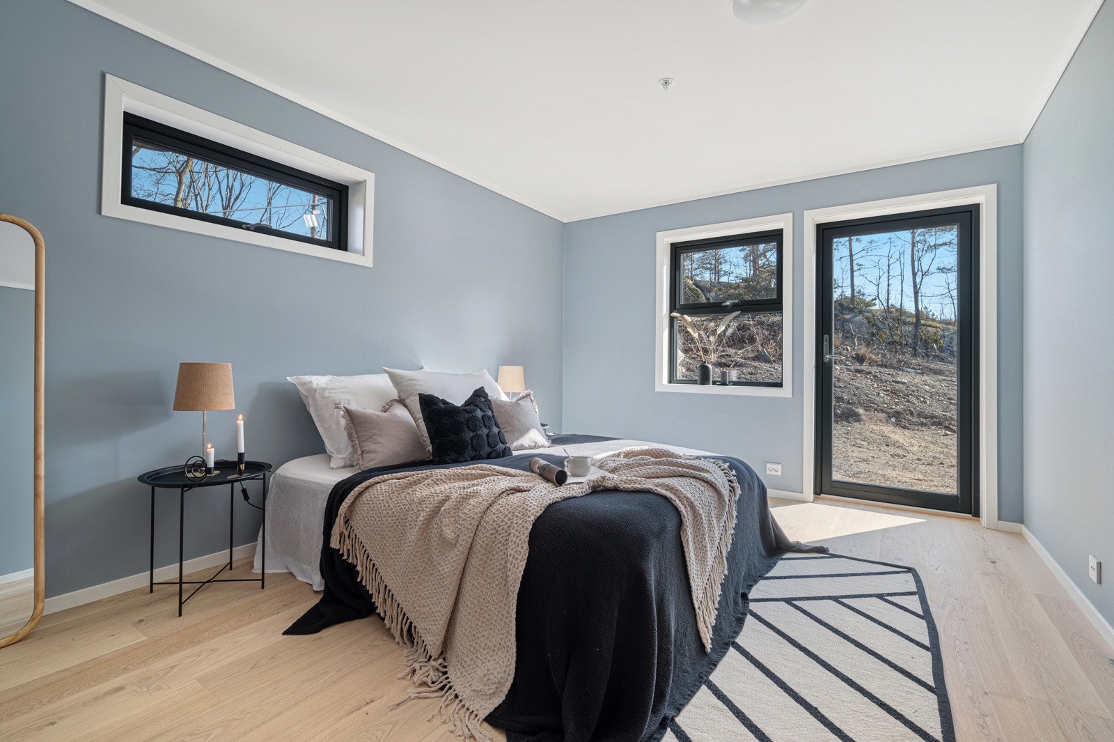 Stort hovedsoverom med god plass til dobbeltseng og garderobeinnredning. Galleribilde