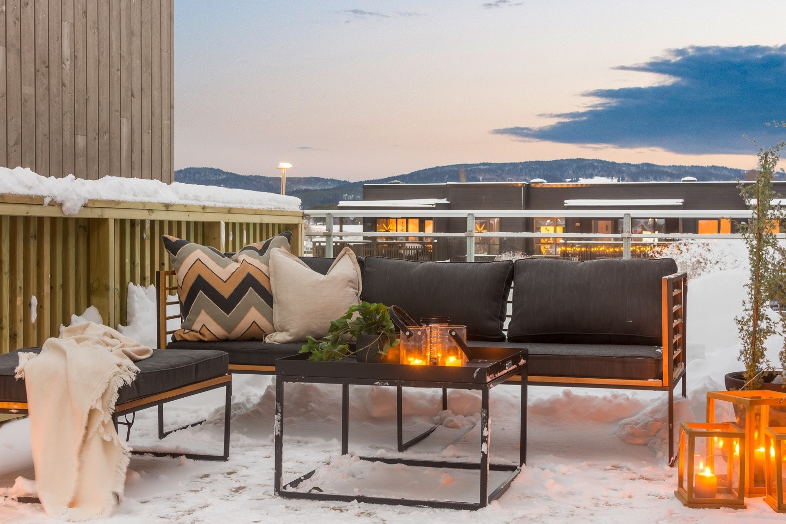 Utgang til romslig takterrasse på ca. 30 kvm fra stuen i 2. etasje. Galleribilde